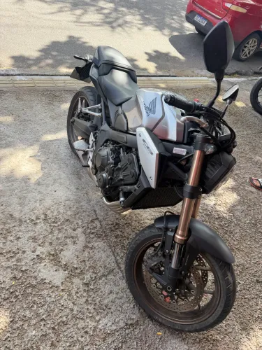 Cb650r 2020 com apenas 8.600km