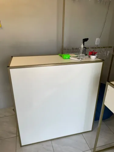 Araras e móveis de loja para vender