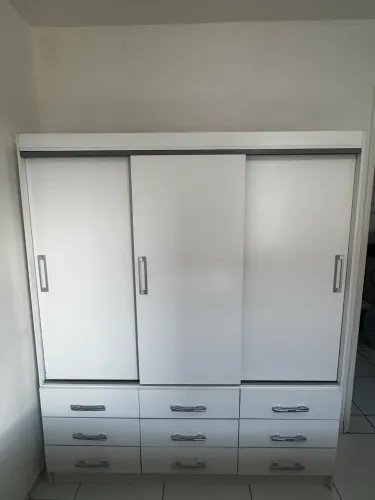 Excelente guarda-roupa de casal!