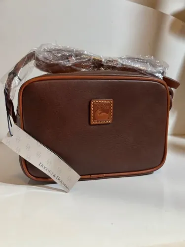 bolsa dooney & bourke loni crossbody chestnut