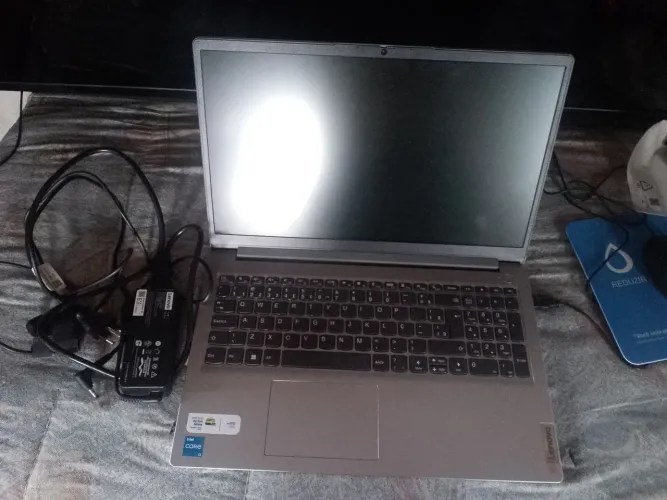 Vendo um Notebook Lenovo ideapap I3 4GB carregador