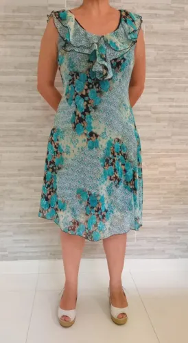 Usado vestido florido midi sem mangas com babado no decote cor azul turquesa P