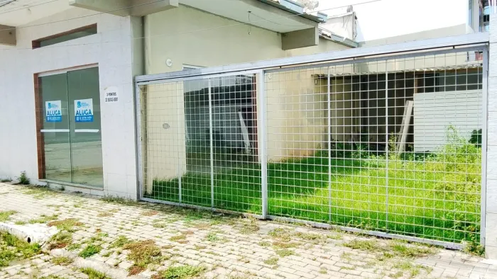 Alugo lojas no Bairro Cidade Jardim rua cinco esquina com rua 4. Cada loja tem 50 metros.