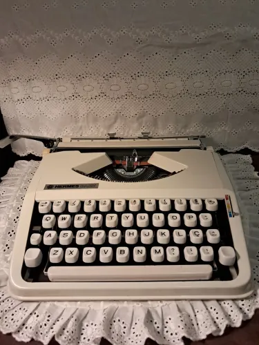 Maquina de escrever Hermes Baby (funcionando perfeitamente e sem avarias) vintage 1970
