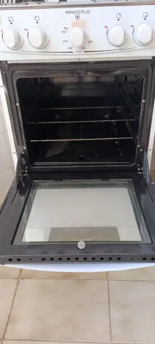 Fogão a gás quatro bocas com acendedor elétrico. Pouco uso ótimo estado de conservação.