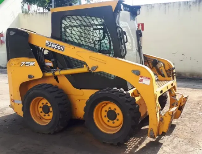 Mini carregadeira randon 75r , aceito troca