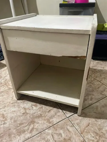 Mesa de Cabeceira de Madeira