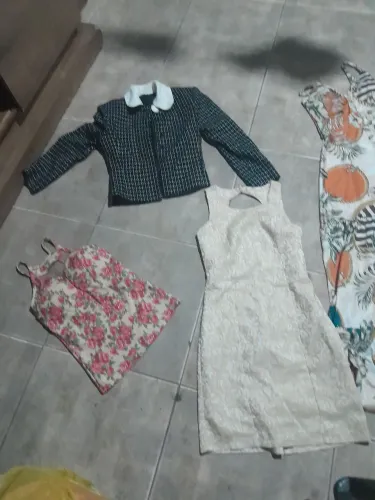 Roupas boas conservadas para baza