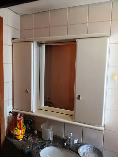 Armário para banheiro em madeira