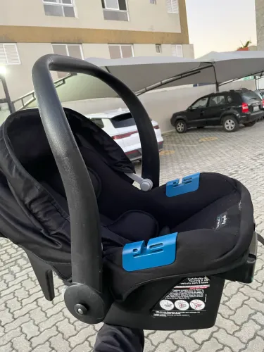 Carrinho e bebê conforto