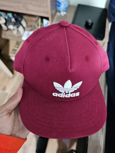 Boné adidas trefoil vinho com regulagem