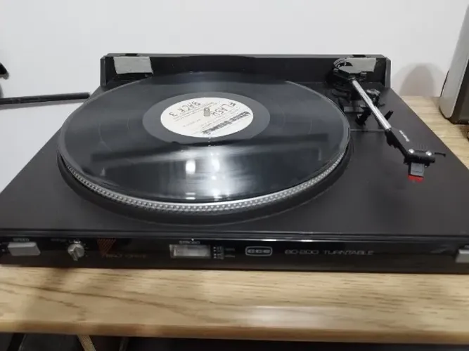 Toca discos CCE BD-200
