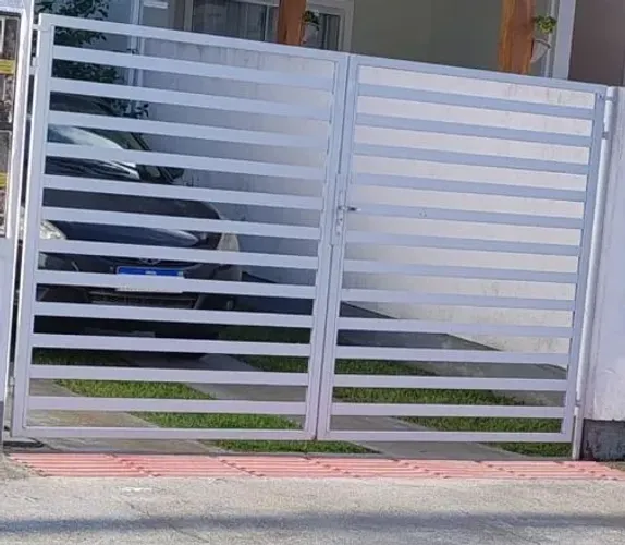 Portão com menos de 1 ano de uso!