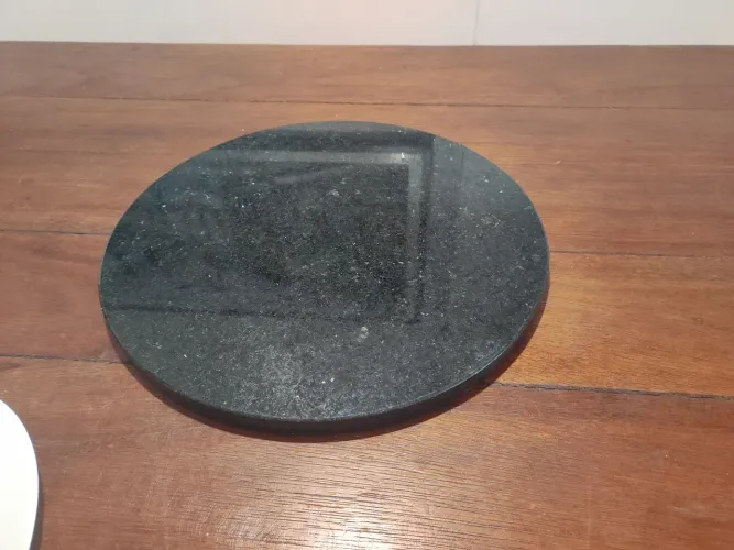 Pedra redonda de granito com 37 cm