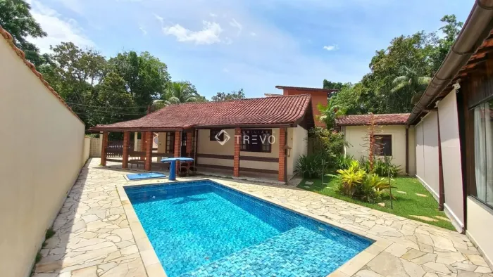 CASA EM GUARATUBA COM 183 m²/5 DORM/2 WC/5 VAGAS/PISCINA