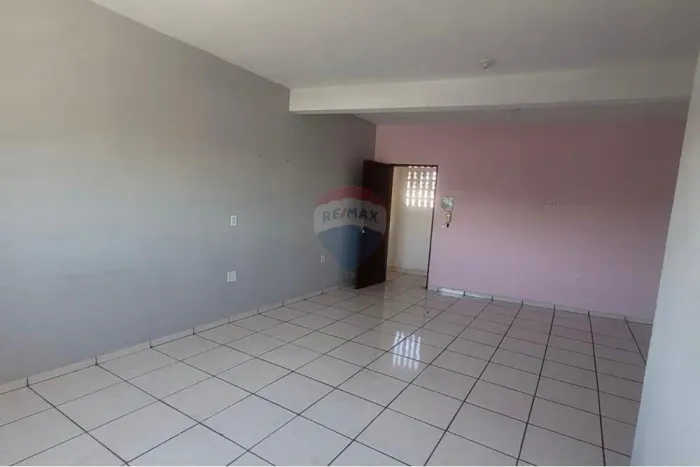 Sala Comercial: Localização Estratégica na Vila Barão, em rua movimentada com comércios.
