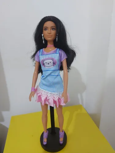 Barbie Fashionistas modelo #147 roupa trocada e posto piercing no nariz