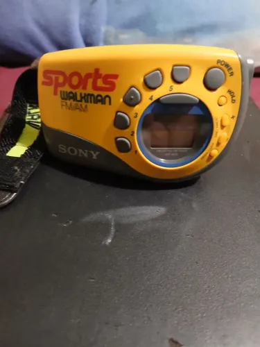 Rádio esportivo Sony Walkman FM/AM SRF M78 amarelo com alça de pulso tapa funciona 