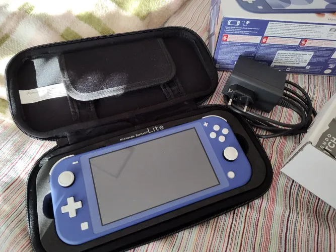 Nintendo Switch Lite com case (usado)