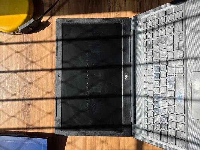 Notebook Dell Inspiron 15, modelo P75F