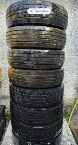 Vendo pneus, caminhão 3/4