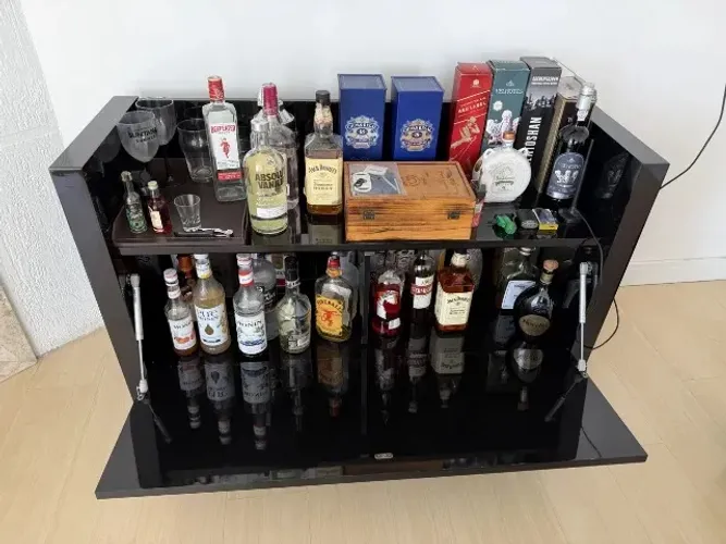 Bar TOKSTOK Buffet Adega Preto Laqueado com Tampo Basculante e Fundo Espelhado