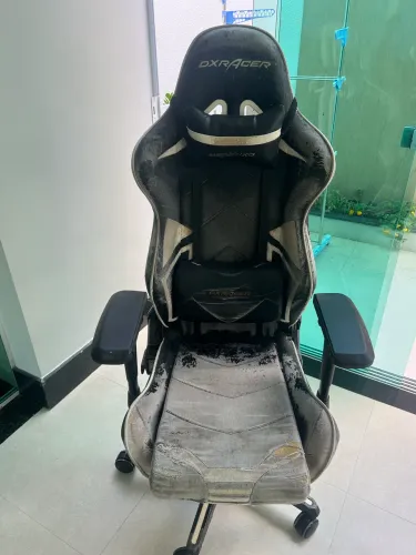 Cadeira gamer funciona tudo,só reformar o couro