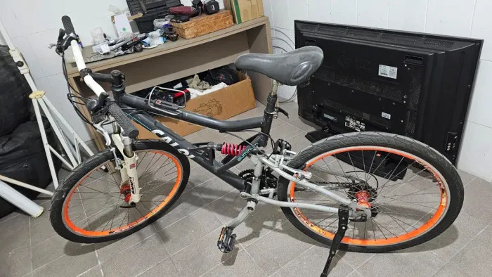 Bicicleta Caloi Aluminum aro 26, com quadro de alumínio e suspensão dupla