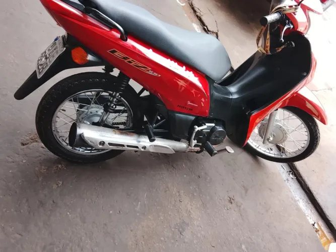 a  moto esta tudo em dias e so chegar e transferir pro nome 