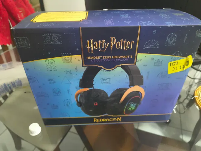 Headset gamer redragon Harry Potter Zeus Hogwarts RGB special edition preto e dourado