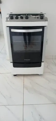 Fogão Electrolux funcionando direitinho suas bocas e forno 
