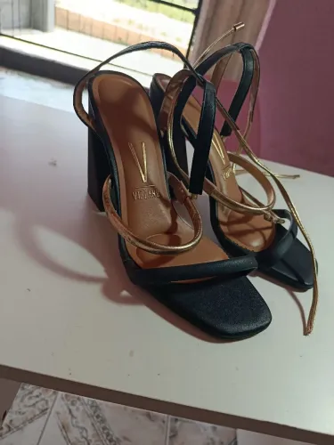 Sandália e bota pouco tempo usandos 