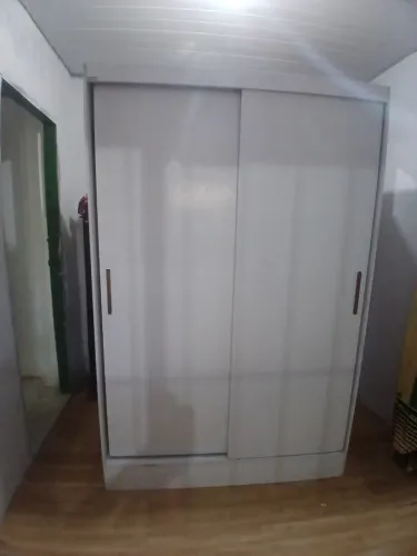 Vendo guarda roupas 2 portas e 2 gavetas. Em bom estado de conservação.