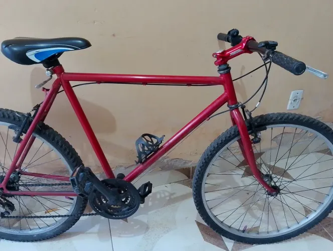 Bike Vermelha em Excelente Estado