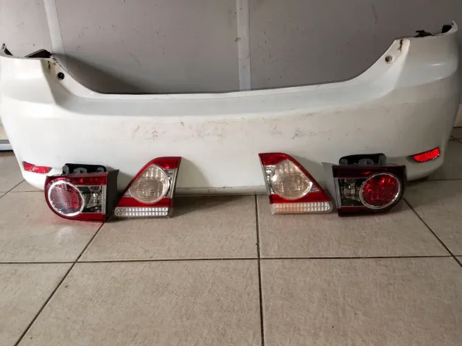 Para-choque e lanternas traseira completa p/Corolla 2012 /14 perfeito para seu carro.