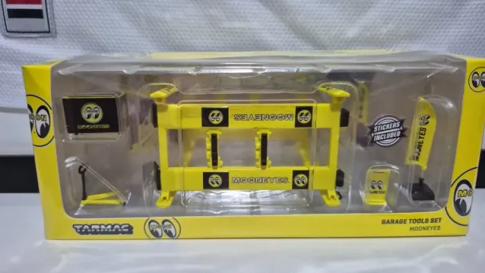 Tarmac Works Garage Tools Set MOONEYES - Diorama Acessórios 1:64