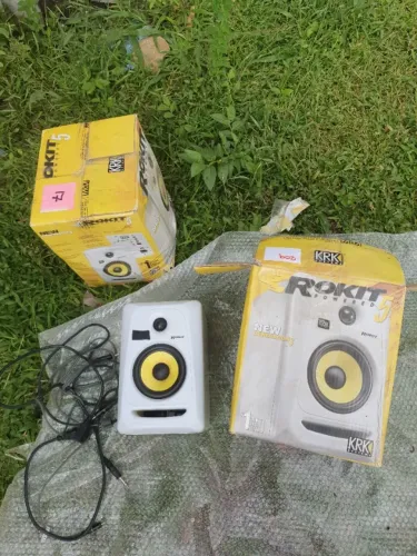 2 monitores ativos Rokit KRK 5 G3, brancos / alto-falantes de estúdio.