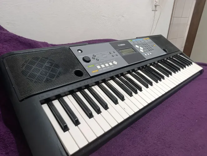 Teclado Yamaha PSR-E233 + Fonte e Pernas