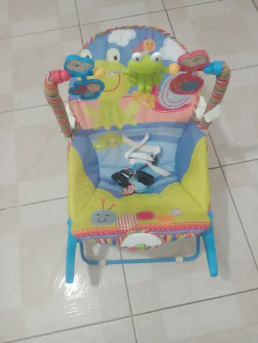 Cadeirinha de balanço infantil (toca e vibra)