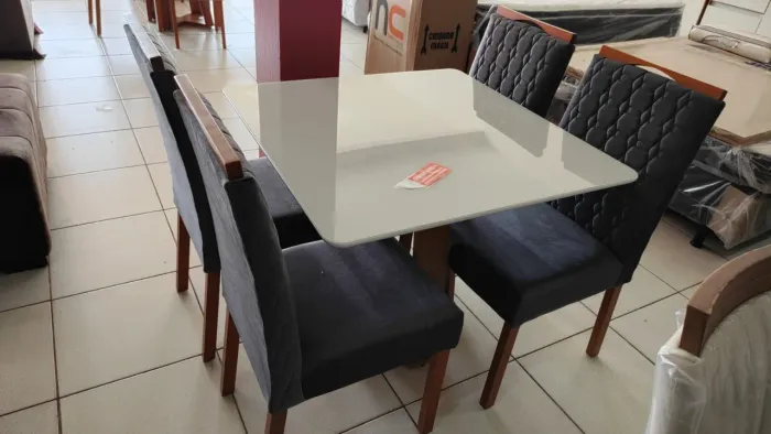 Mesa de Jantar 90x90 com 4 Cadeiras Estofadas - Nova
