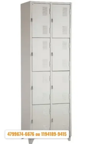 guarda volume com 8 portas pequenas