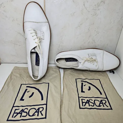 Sapato FASCAR em couro branco de Carneiro, feito a mão. 
