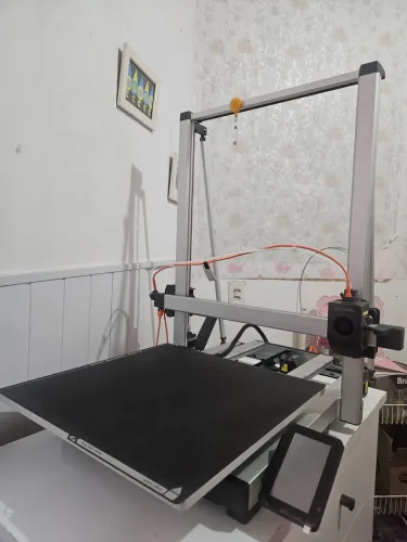 Impressora 3d em pouco tempo de uso,em excelente estado de novo