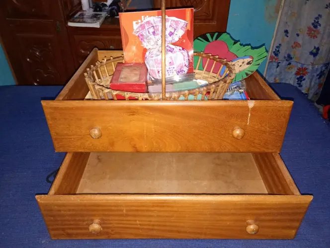 Vendo cama de solteirão madeira com 2 gavetas
