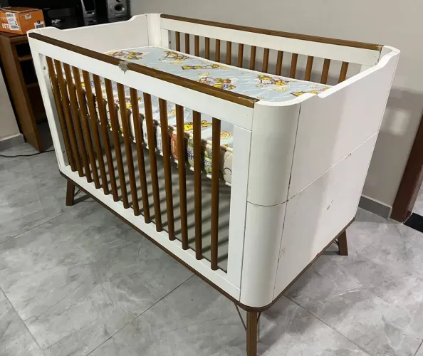 Vendo berço de cantos arredondados COM DETALHES