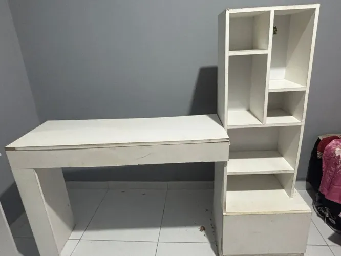 Escrivaninha com estante lateral - ótima para estudos