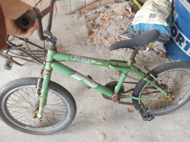 Bicicleta infantil usada com avarias