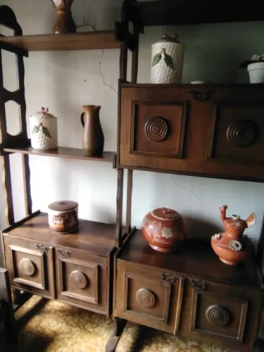 MÓVEL ESTANTE EM IMBUIA PARA SALA DE JANTAR OU ESTAR
