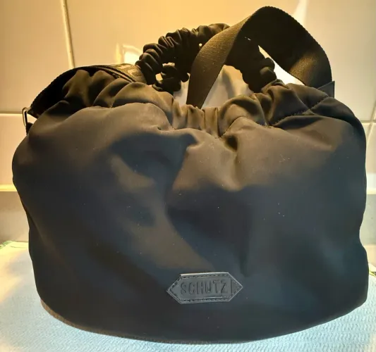 Bolsa Schutz em nylon preta
