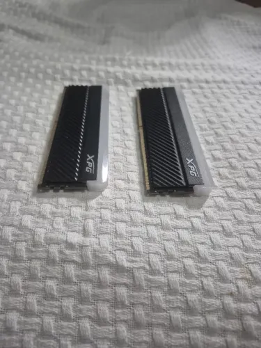 Memoria ram xpg 8gb 3200hrz com led